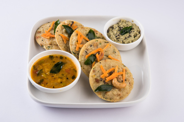 南インド好きな食べ物ラバ イドゥリやセモリナ粉ぼんやりラバはぼんやり、サンバーと緑のチャツネ添えまたは - 写真・画像
