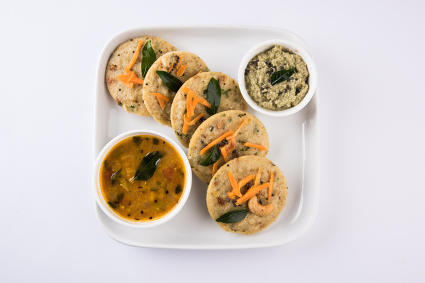 Dél-indiai kedvenc étel rava idli vagy búzadara tétlenül vagy rava tétlenül, sambar és zöld chutney-val - Fotó, kép