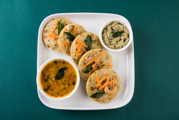 Zuid Indiase favoriete eten rava idli of griesmeel werkloos of rava werkeloos, geserveerd met sambar en groene chutney - Foto, afbeelding
