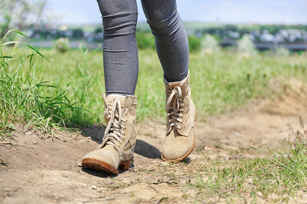 Вид спереди на ноги женщин-туристов
  - Фото, изображение