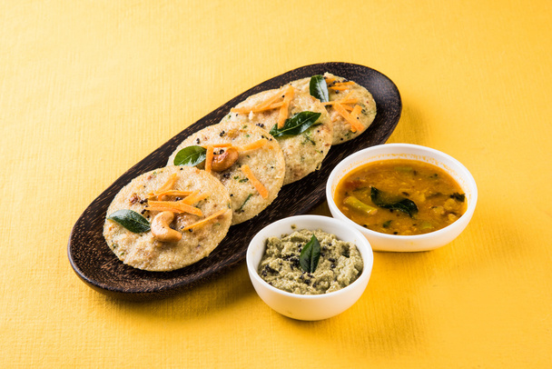 cibo del sud indiano preferito rava idli o semolino oziosamente o rava oziosamente, servito con sambar e chutney verde
 - Foto, immagini