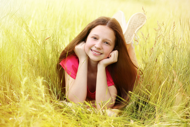 dívka s divoký jarní květy - Fotografie, Obrázek