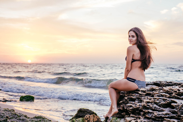 young woman on beach - Zdjęcie, obraz
