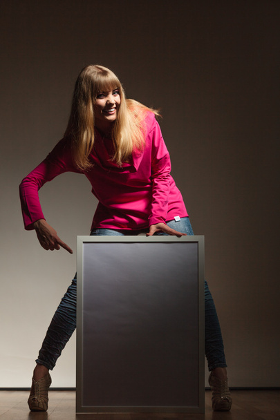 woman holding blank presentation board - Foto, Imagem