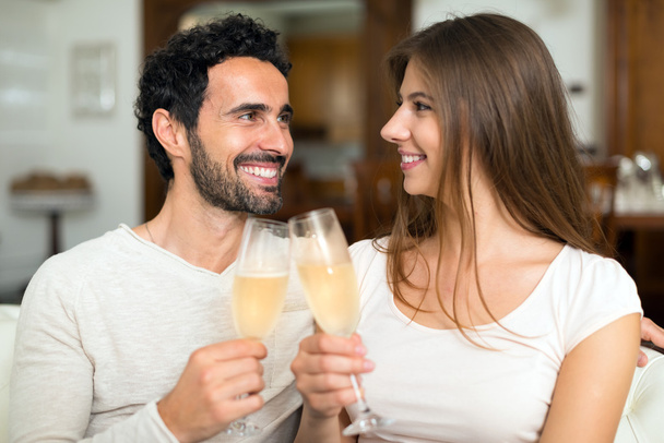 Couple toasting champagne flutes - Foto, afbeelding
