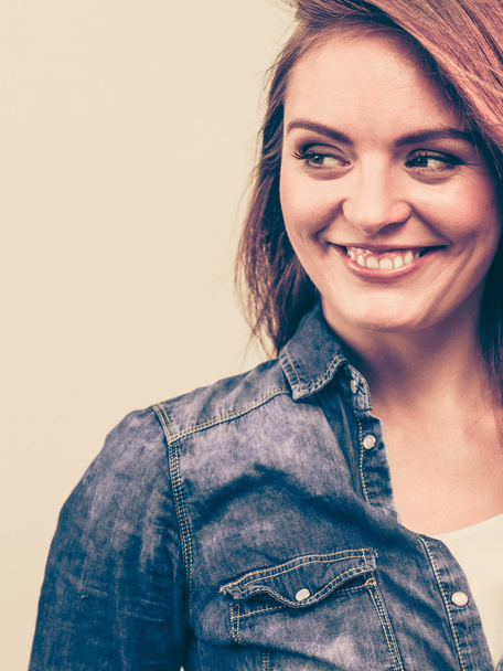 Happy smiling woman wearing jeans - Foto, Bild
