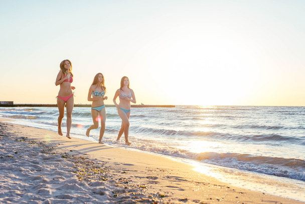 drie meisjes plezier op strand - Foto, afbeelding