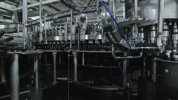 Szállítószalag, amivel a fedeleket a műanyag palackok - Felvétel, videó