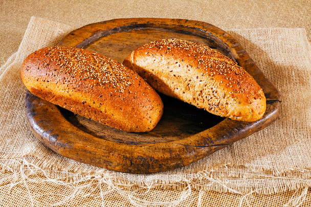Dva rohlíky chleba na venkovském dřevěném pozadí - Fotografie, Obrázek