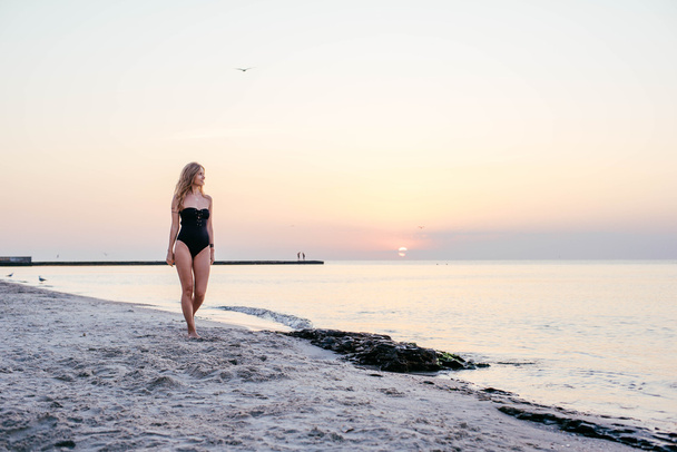 Nuori nainen rannalla - Valokuva, kuva