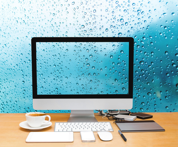 Espaço de trabalho com desktop de computador
  - Foto, Imagem