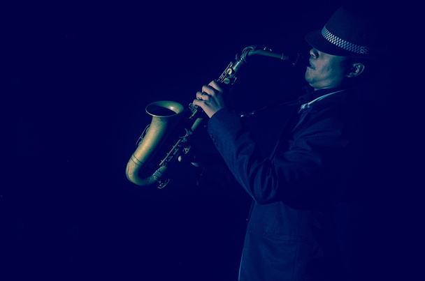 Młody mężczyzna saksofonista - Zdjęcie, obraz