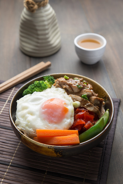 Japanisches Huhn Teriyaki mit Reis und Gemüse - Foto, Bild