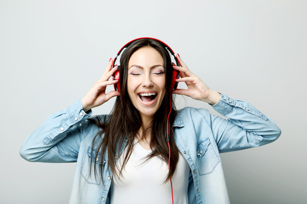 woman listening music with headphones - Φωτογραφία, εικόνα