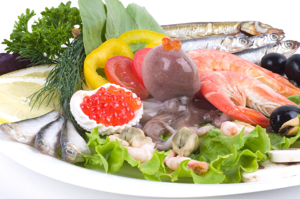Cóctel crudo de mariscos con verduras
 - Foto, imagen