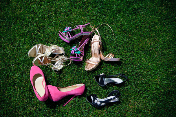 ženy boty na trávě - Fotografie, Obrázek