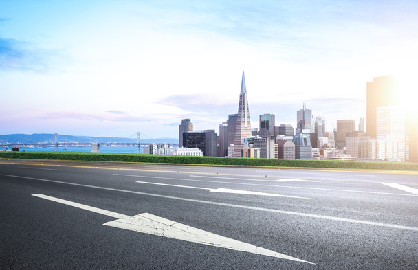 route vide avec paysage urbain et horizon de San Francisco
  - Photo, image