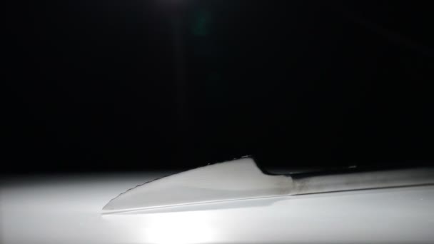 Metalen mes draaien op wit basis met zwarte achtergrond - Video