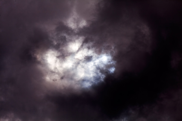 Cielo negro y rayos de sol entrando
 - Foto, Imagen