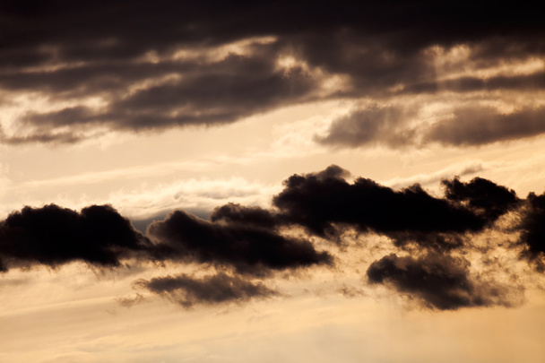 Темні штормові хмари перед дощем
 - Фото, зображення