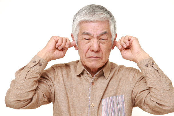 senior Japanese man suffers from noise - Foto, afbeelding