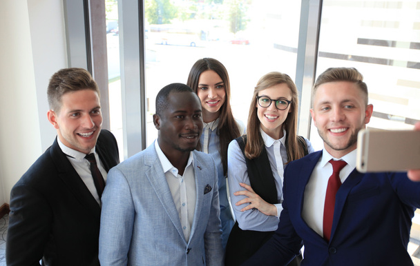 Gente tomando selfie en una reunión de negocios
 - Foto, imagen