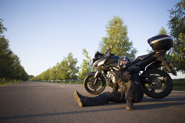 Motorfiets reis. Reizen op een motorfiets op de bergwegen. - Foto, afbeelding