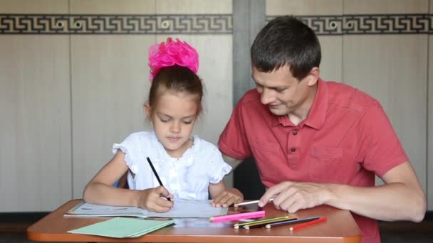 La niña de primer grado se rascó la cabeza y dijo con un lápiz en los dedos con la ayuda de Pope haciendo la tarea
 - Metraje, vídeo