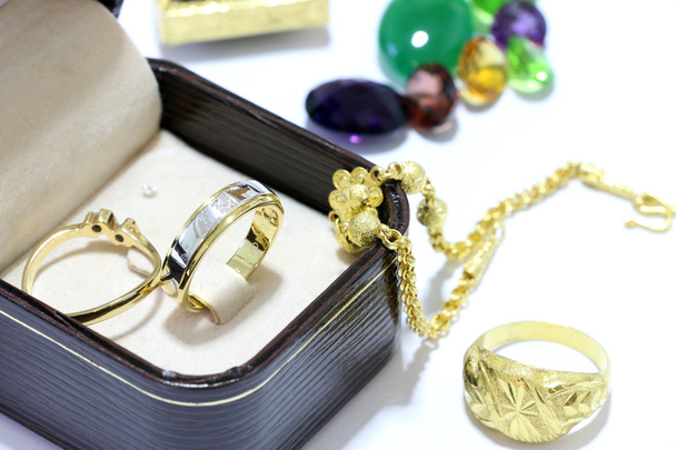 Πολύτιμα κοσμήματα, δαχτυλίδια με διαμάντια και χρυσό, σμαράγδια και κοράλλια σε λίρες σε κόσμημα  - Φωτογραφία, εικόνα
