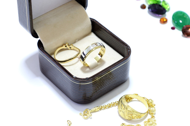 Kostbare juwelen, ringen met diamanten en goud, diamanten en koralen op pond in gem  - Foto, afbeelding