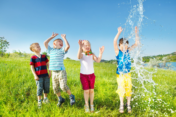 τα παιδιά που απολαμβάνουν τους παφλασμούς νερού - Φωτογραφία, εικόνα