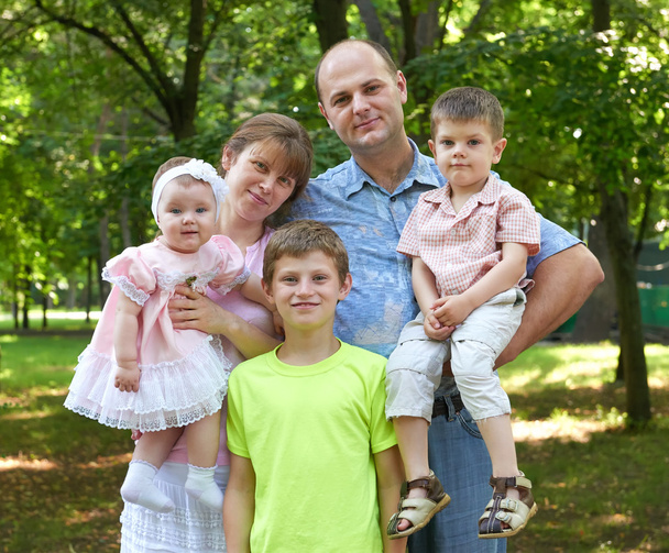 šťastný rodinný portrét na venkovní, skupinu pěti lidí, představuje v městském parku, letní sezóny, dítě a rodič - Fotografie, Obrázek