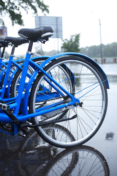 Велопарковка під дощем
 - Фото, зображення