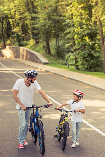 Pai e filho de bicicleta
 - Foto, Imagem