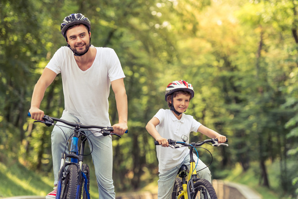 Papá y su hijo en bicicleta
 - Foto, imagen