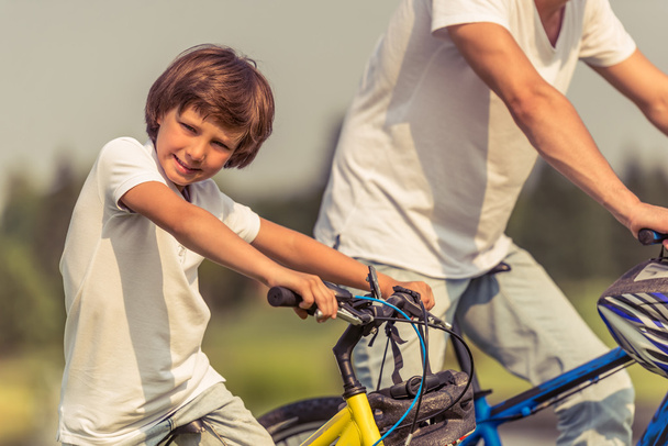 Apa és fia, kerékpározás - Fotó, kép