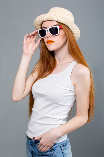 Young hipster woman wearing hat and sunglasses - 写真・画像