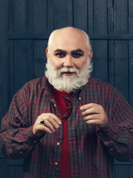 old bearded man with chilli pepper - Foto, Imagem