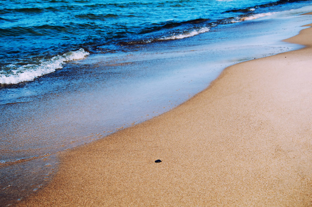 Κύμα του γαλάζιου ωκεανού στην αμμώδη παραλία - Φωτογραφία, εικόνα