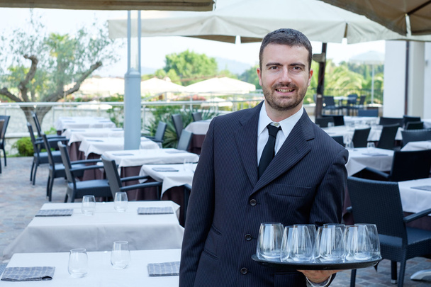 Restaurante camarero masculino con una bandeja de vasos
 - Foto, imagen