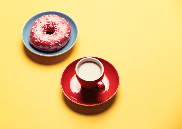 donut vidrado no prato e xícara de café
 - Foto, Imagem