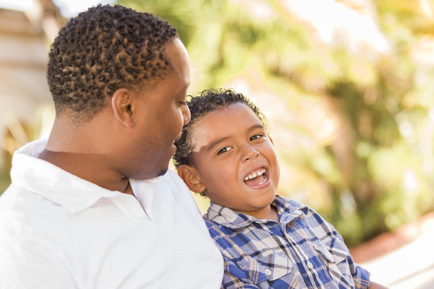 mutlu karışık ırk baba ve oğul konuşmak - Fotoğraf, Görsel