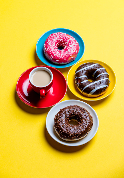 Donuts und Tasse Kaffee - Foto, Bild