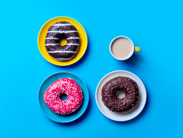 Donuts e xícara de café
 - Foto, Imagem