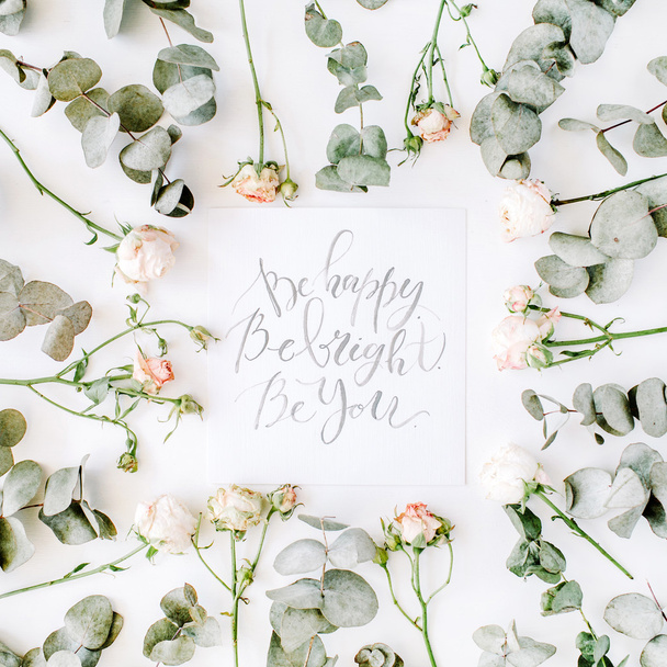 papier met roze rozen en eucalyptus takken  - Foto, afbeelding