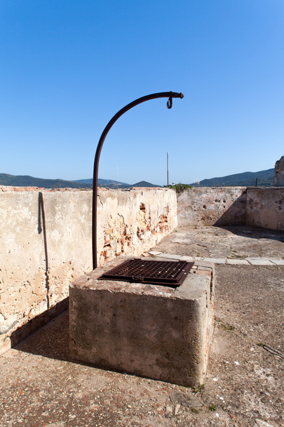 Vieux puits d'eau à Fort Stella, île d'Elbe
 - Photo, image