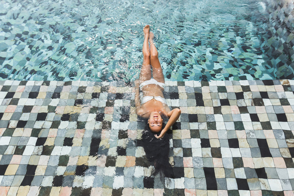 Женщина в роскошном бассейне
 - Фото, изображение