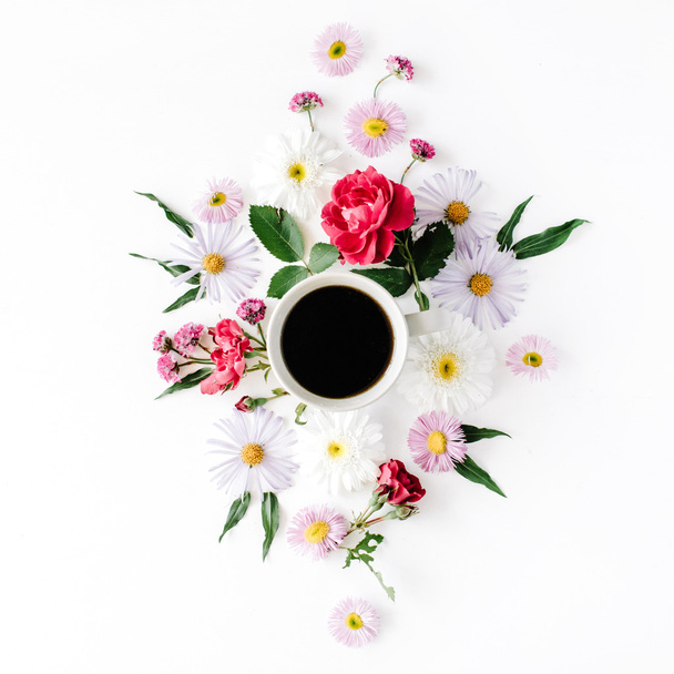 kopje koffie met rozen  - Foto, afbeelding