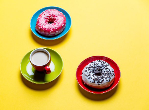 Пончики и чашка кофе
 - Фото, изображение