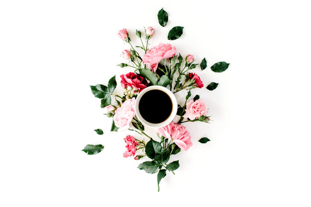 Kopje koffie met roze rozen - Foto, afbeelding